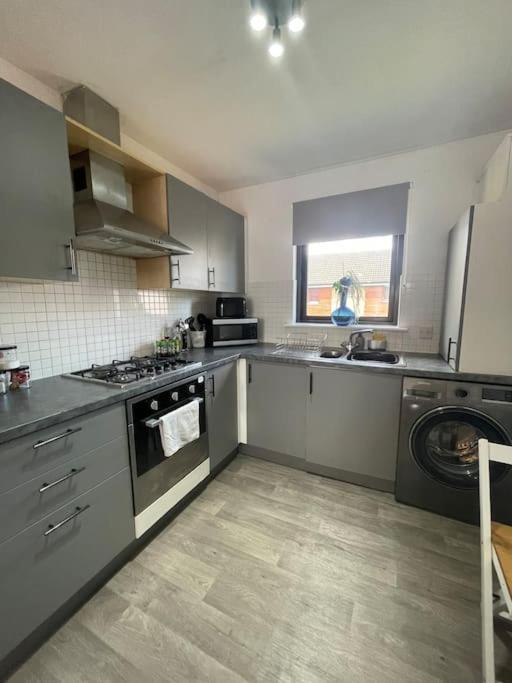 2 Bed Entire Upper Flat In Glasgow