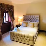 Beautiful 4-Bed Villa In Glasgow