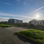 Modern 2 Bed Apartment, Next To Hydro And Secc!