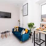 Cheerful 2 Bedroom Homely Apartment, Sleeps 6 Guest Comfy, 3X Double Bed, Parking, Free Wifi, Suitable For Business, Leisure Guest,Glasgow, Glasgow West End, Near City Centre