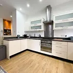 Exquisite 2Br Flat Near Central Train Station