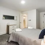 The Renfrew Residence 4-Bedroom, City Centre