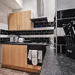 Luxurious 3 Bedroom Apartment: Heart Of Westend