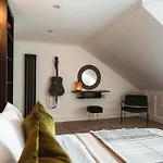 The West End Loft - 5* Retreat - Private Parking!