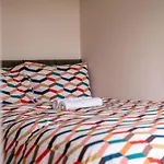 4 Bedrooms Homely House - Sleeps 6 Comfortably With 6 Double Beds,Glasgow, Free Street Parking, Business Travellers, Contractors, & Holiday-Goers, Near All Major Transport Links In Glasgow & City Centre