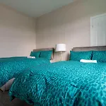 4 Bedrooms Homely House - Sleeps 6 Comfortably With 6 Double Beds,Glasgow, Free Street Parking, Business Travellers, Contractors, & Holiday-Goers, Near All Major Transport Links In Glasgow & City Centre