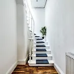Stunning 5 Bedroom Apt, Close To City Centre, Sec, Hydro And Motorway