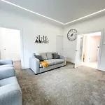 Spectacular Modern Glasgow Home Luxury King Bed