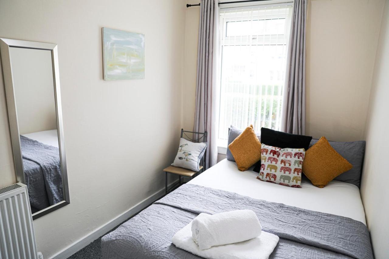 Glasgow, 3 Bed Close To Centre, Free Street Parking Apartment *