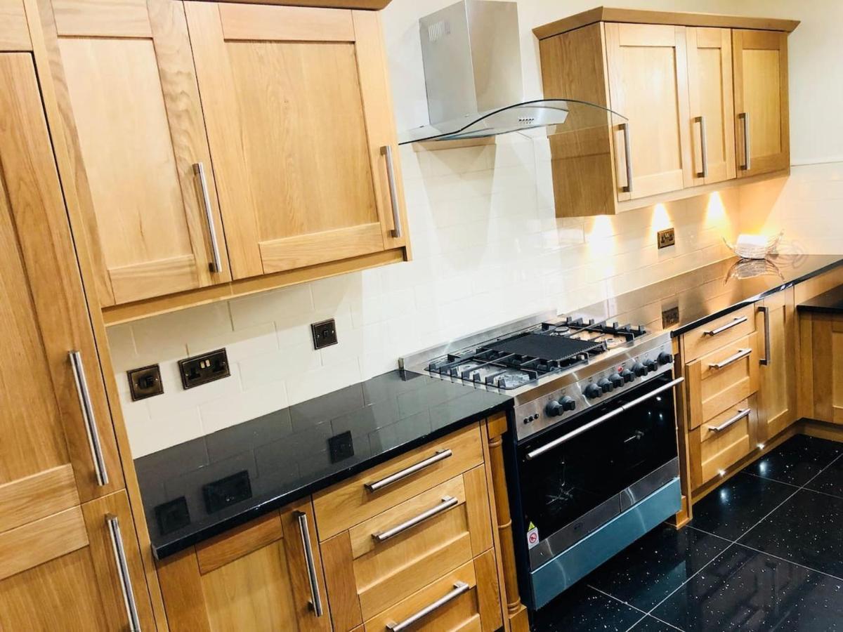 Beautiful 4-bed In Holiday home Glasgow