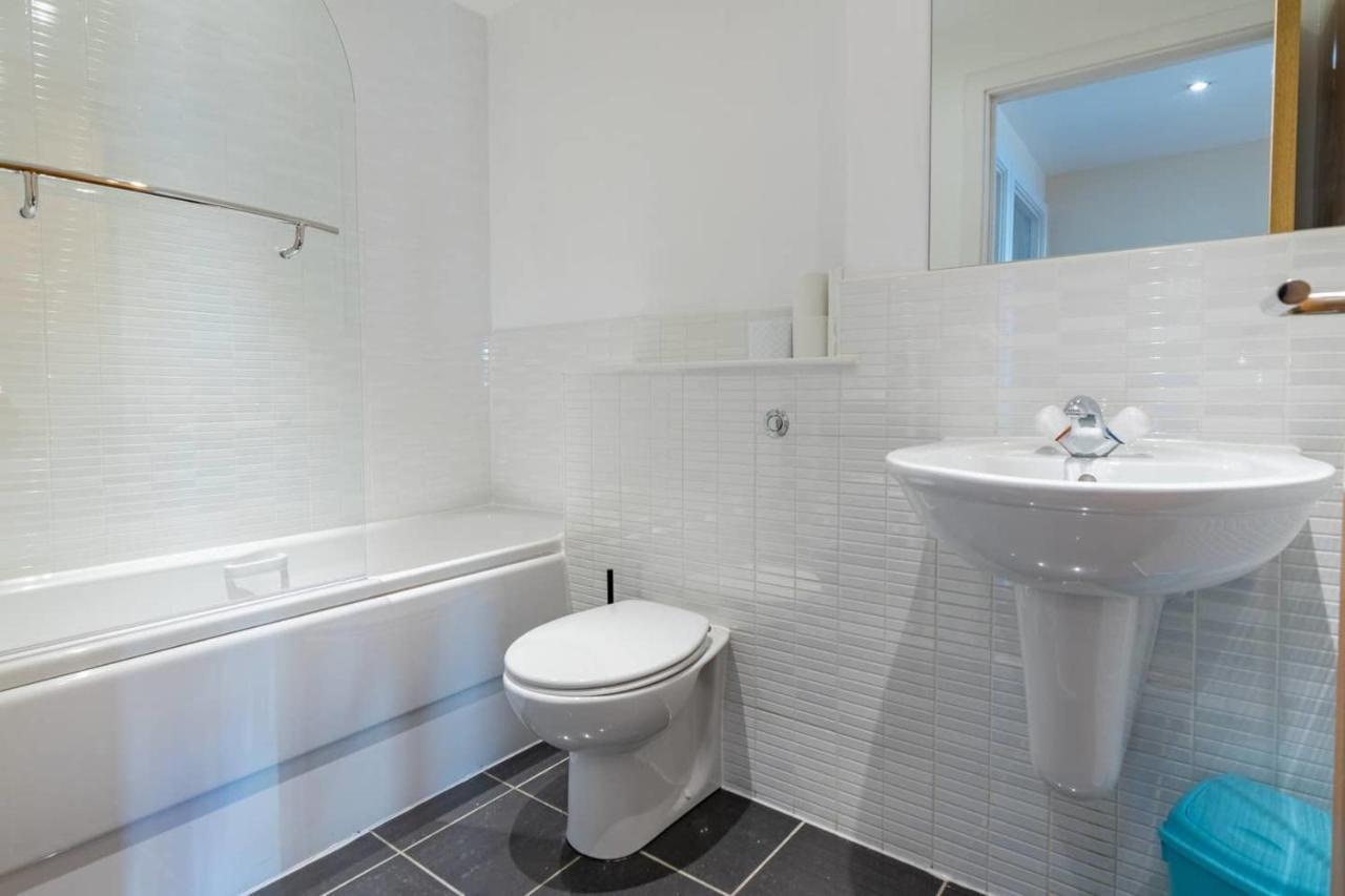Apartment Modern 2 Bed Apartment, Next To Hydro And Secc! *