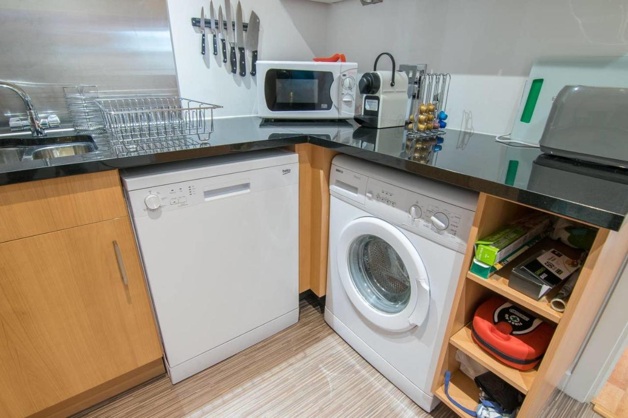 Apartment Modern 2 Bed Apartment, Next To Hydro And Secc! *