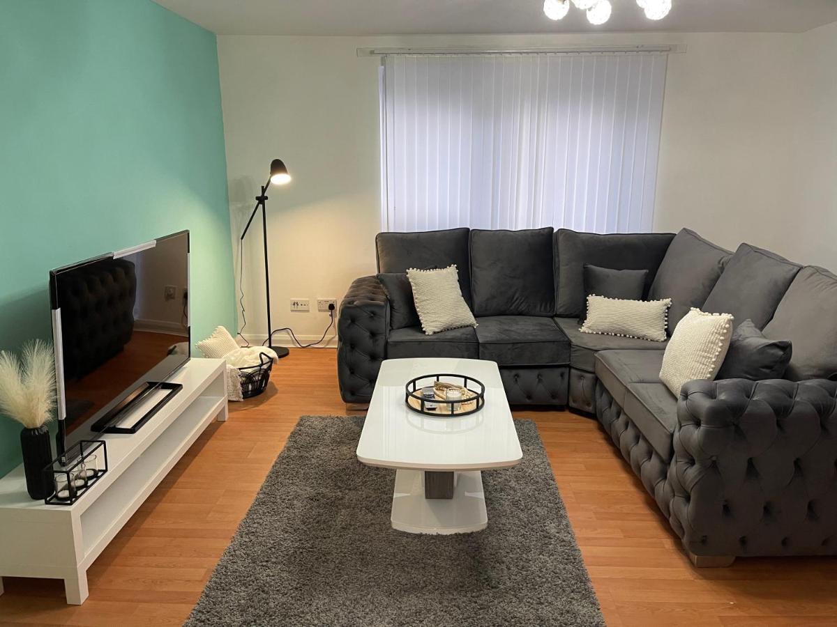 Entire 2 Bedroom Beautiful Newly Furnished Flat Apartment Glasgow