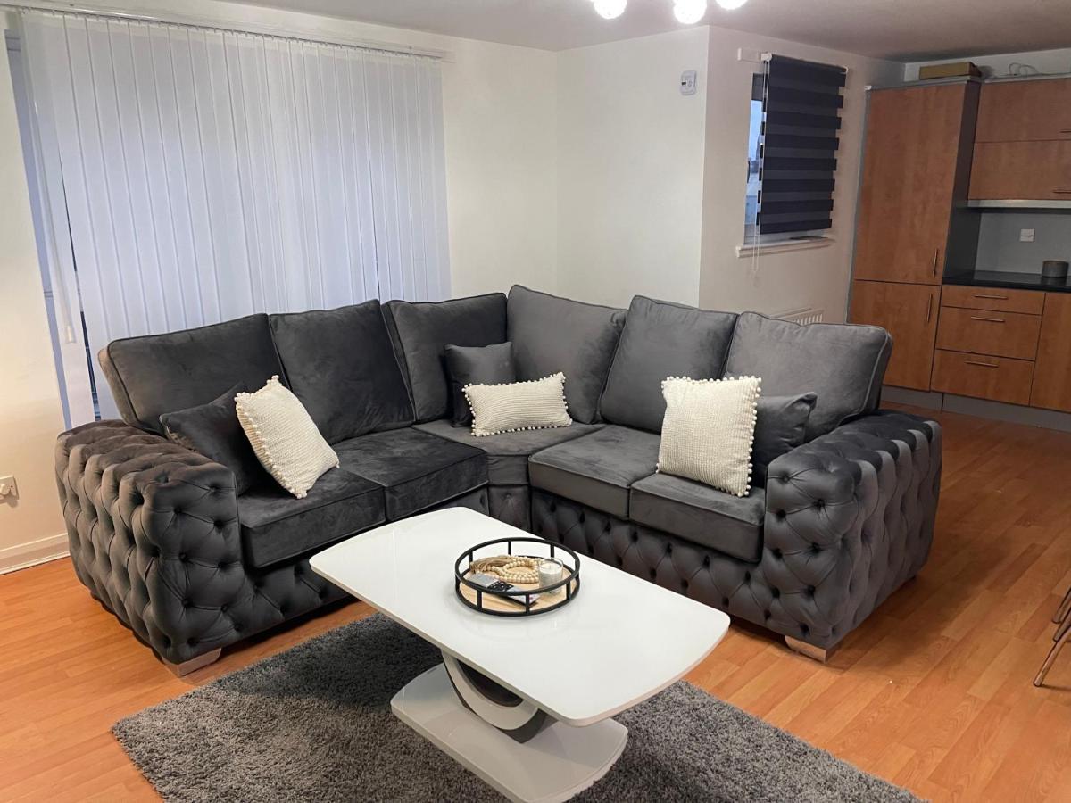 Entire 2 Bedroom Beautiful Newly Furnished Flat *