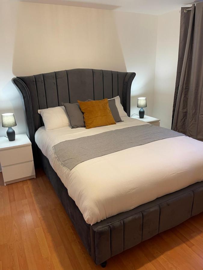Entire 2 Bedroom Beautiful Newly Furnished Flat *