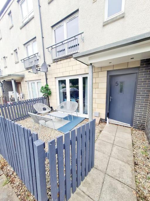 Holiday home Spacious 5bed House, Free Parking, No Party !