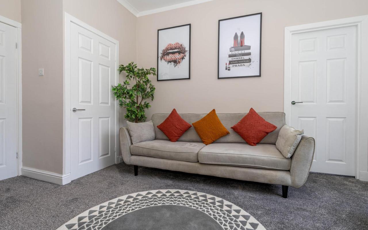 Homely House: 4-bedroom Comfort Near Centre