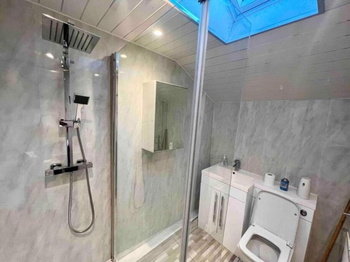 Holiday home Spacious 3 Bedroom In - Free Parking