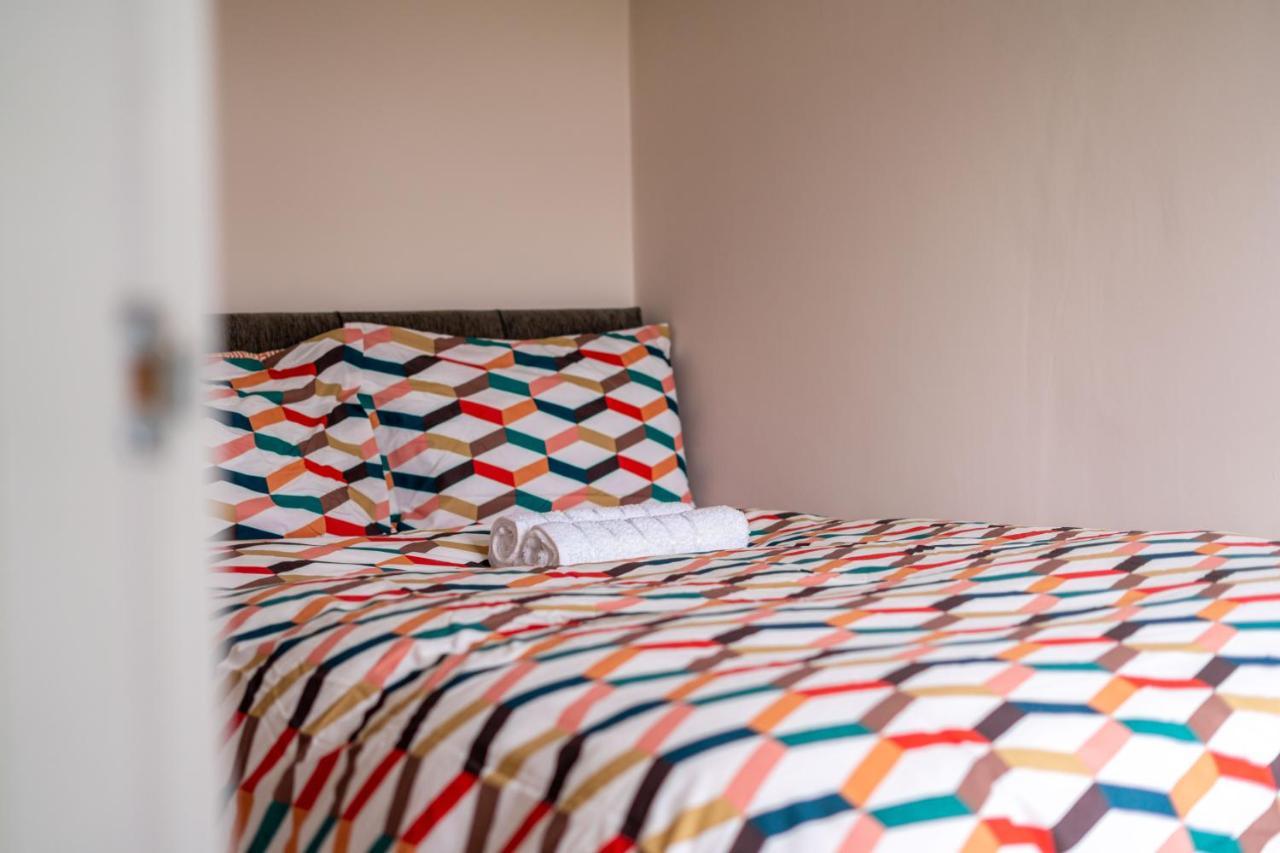 Homely House: 4-bedroom Comfort Near Centre Apartment