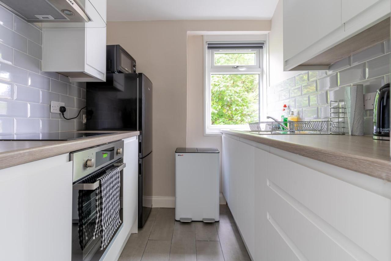 Homely House: 4-bedroom Comfort Near Centre Apartment