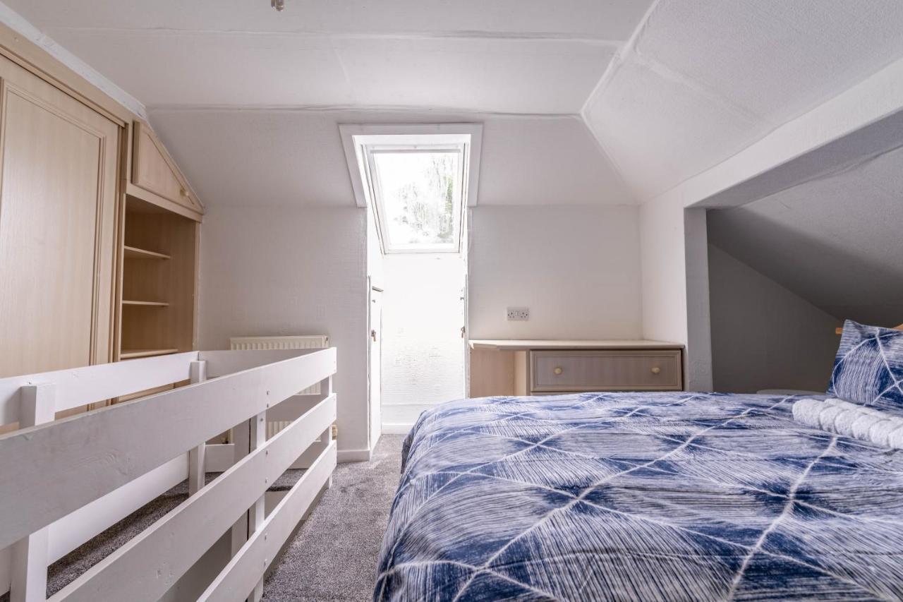 Apartment Homely House: 4-bedroom Comfort Near Centre