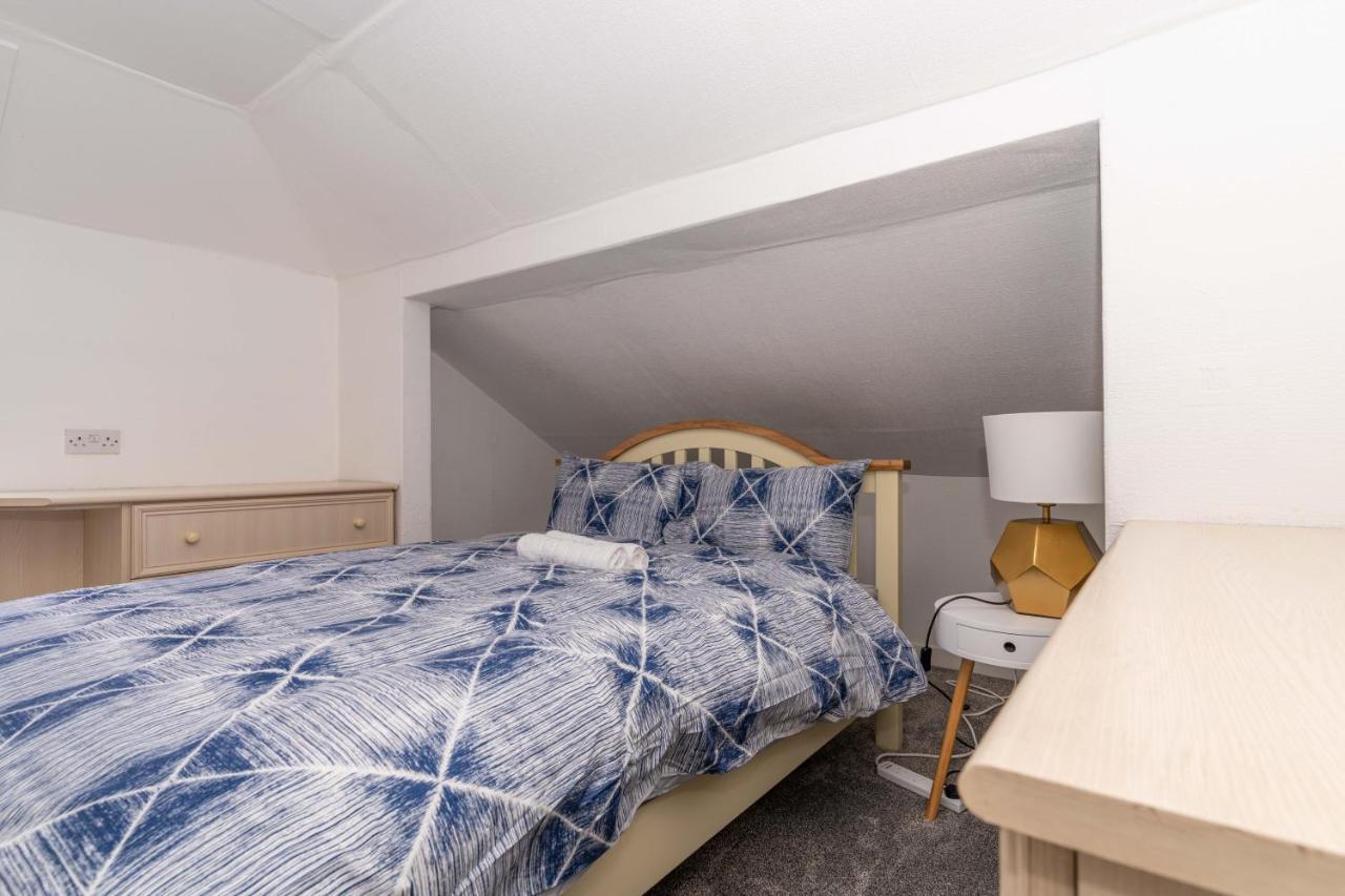 Homely House: 4-bedroom Comfort Near Centre Apartment