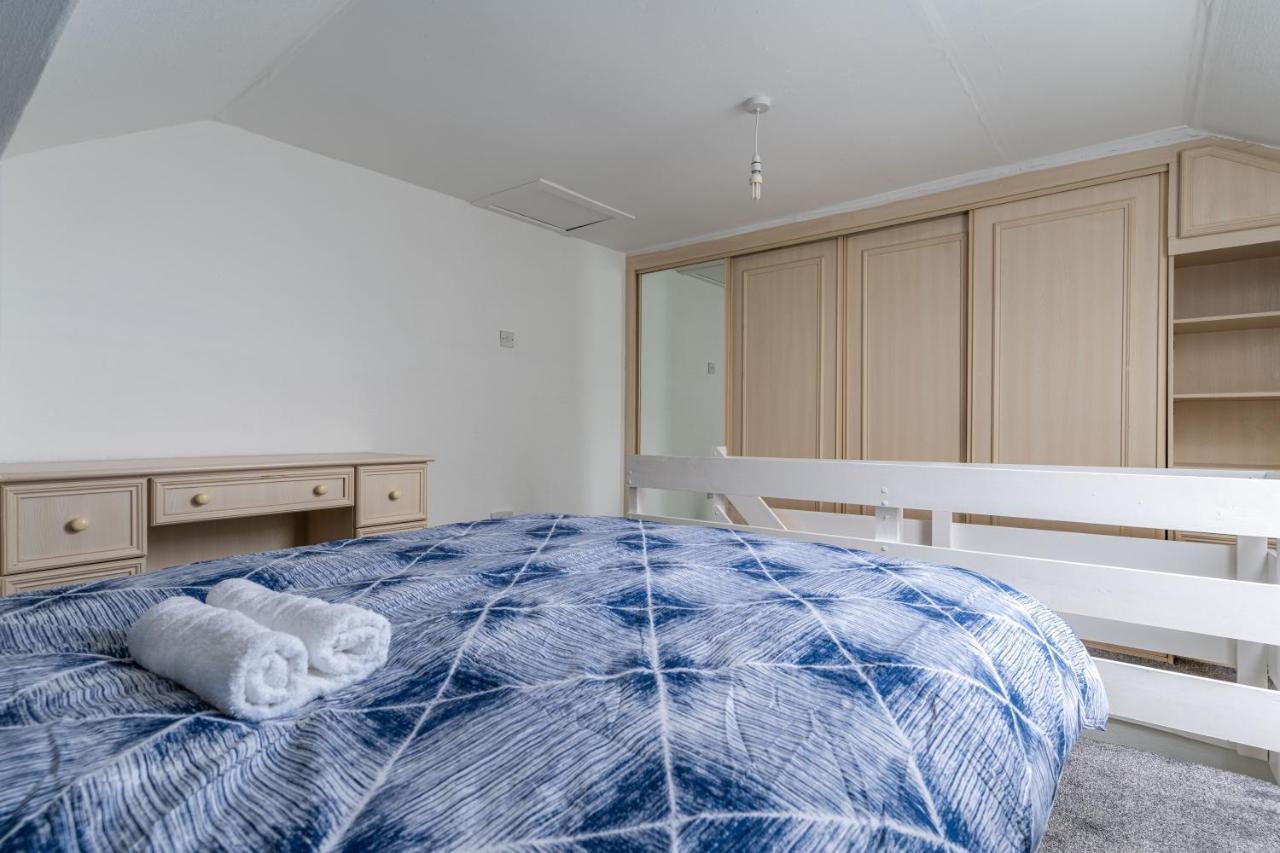 Apartment Homely House: 4-bedroom Comfort Near Centre
