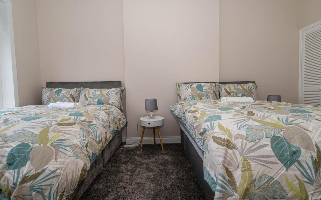 Apartment Homely House: 4-bedroom Comfort Near Centre *
