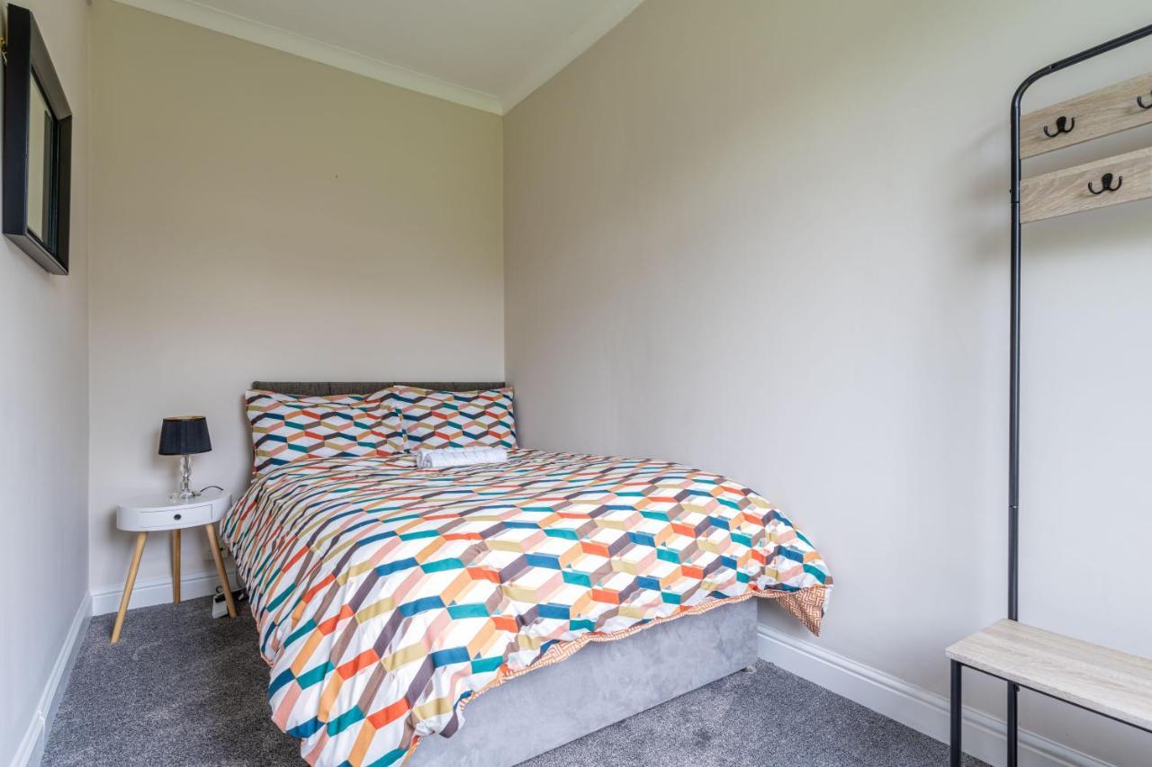 Homely House: 4-bedroom Comfort Near Centre