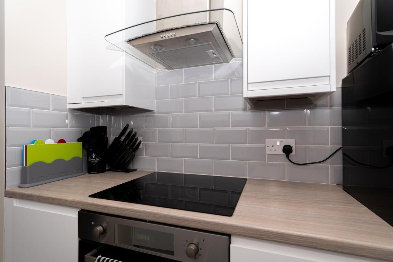 Homely House: 4-bedroom Comfort Near Centre Apartment *