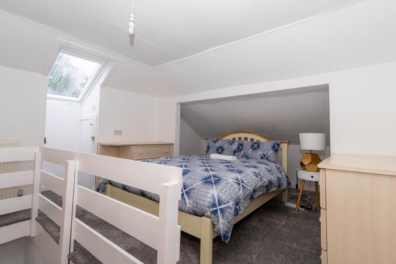 Homely House: 4-bedroom Comfort Near Centre