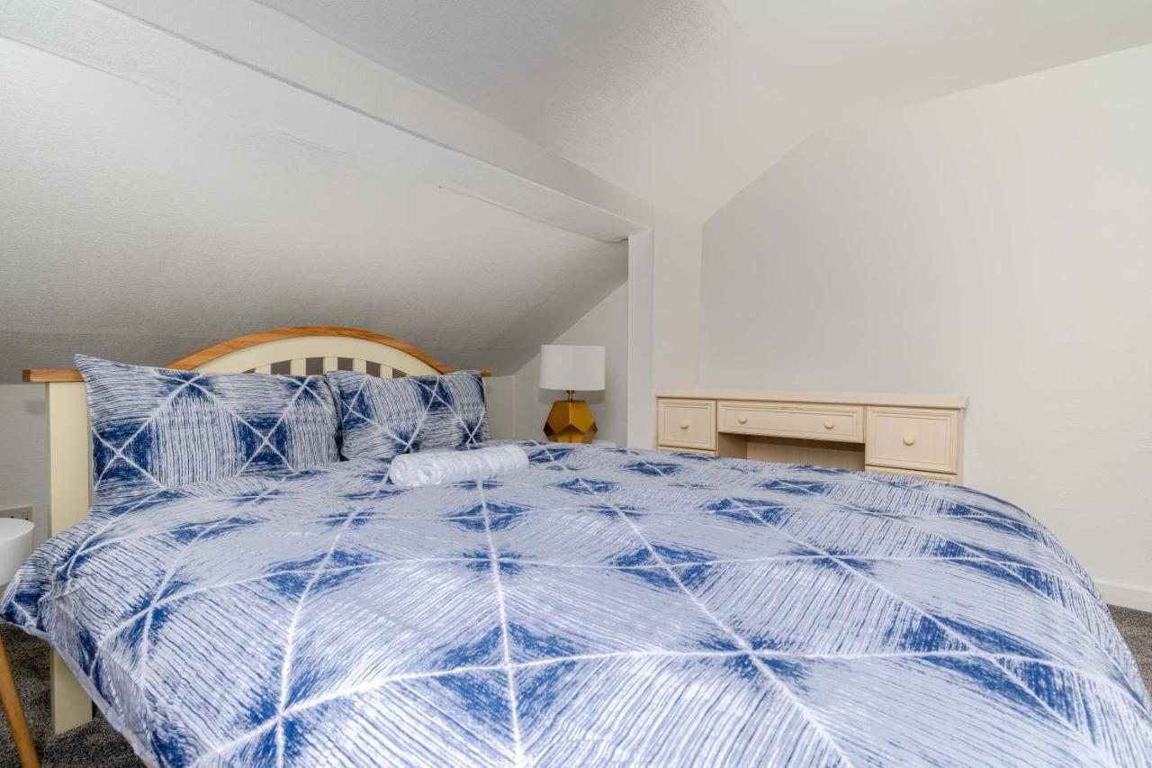 Homely House: 4-bedroom Comfort Near Centre Apartment