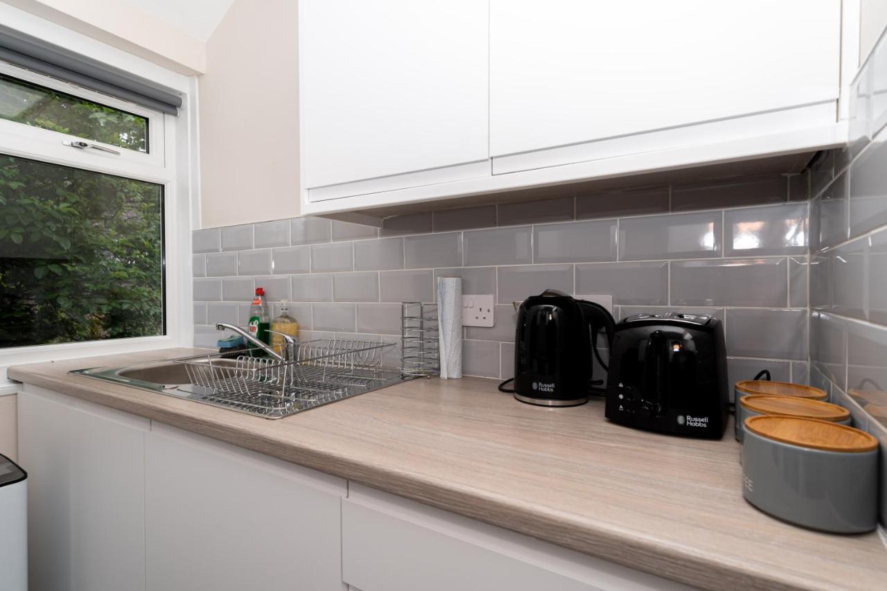 Apartment Homely House: 4-bedroom Comfort Near Centre *