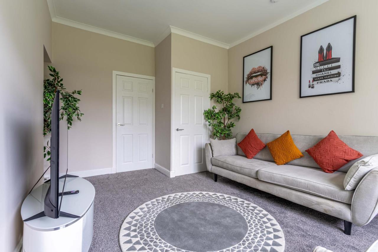 Apartment Homely House: 4-bedroom Comfort Near Centre
