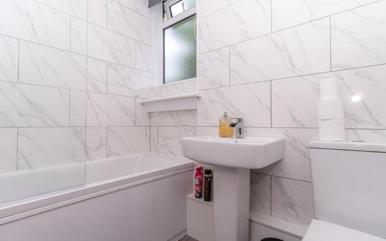 Homely House: 4-bedroom Comfort Near Centre
