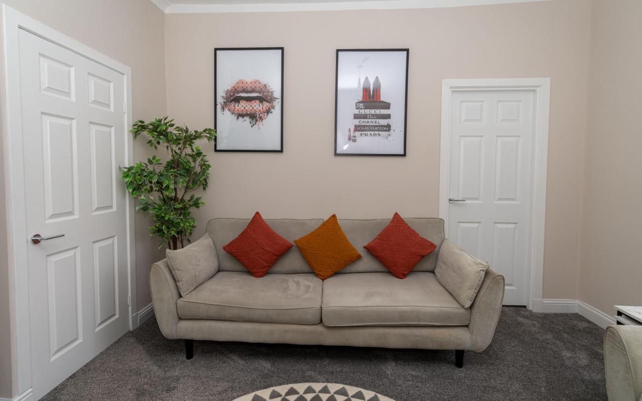 Homely House: 4-bedroom Comfort Near Centre Glasgow