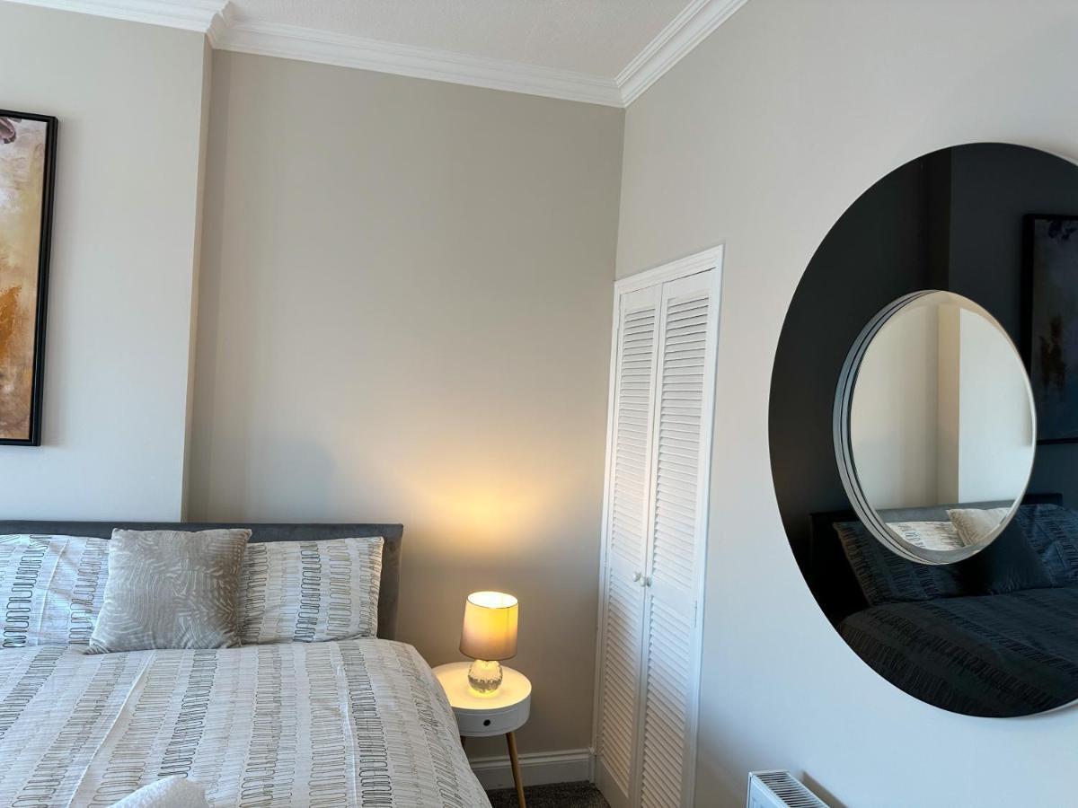 Homely House: 4-bedroom Comfort Near Centre Apartment *