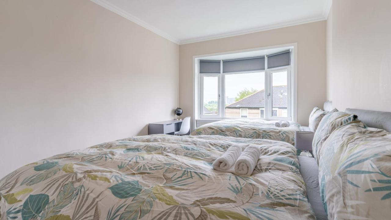 Apartment Homely House: 4-bedroom Comfort Near Centre *