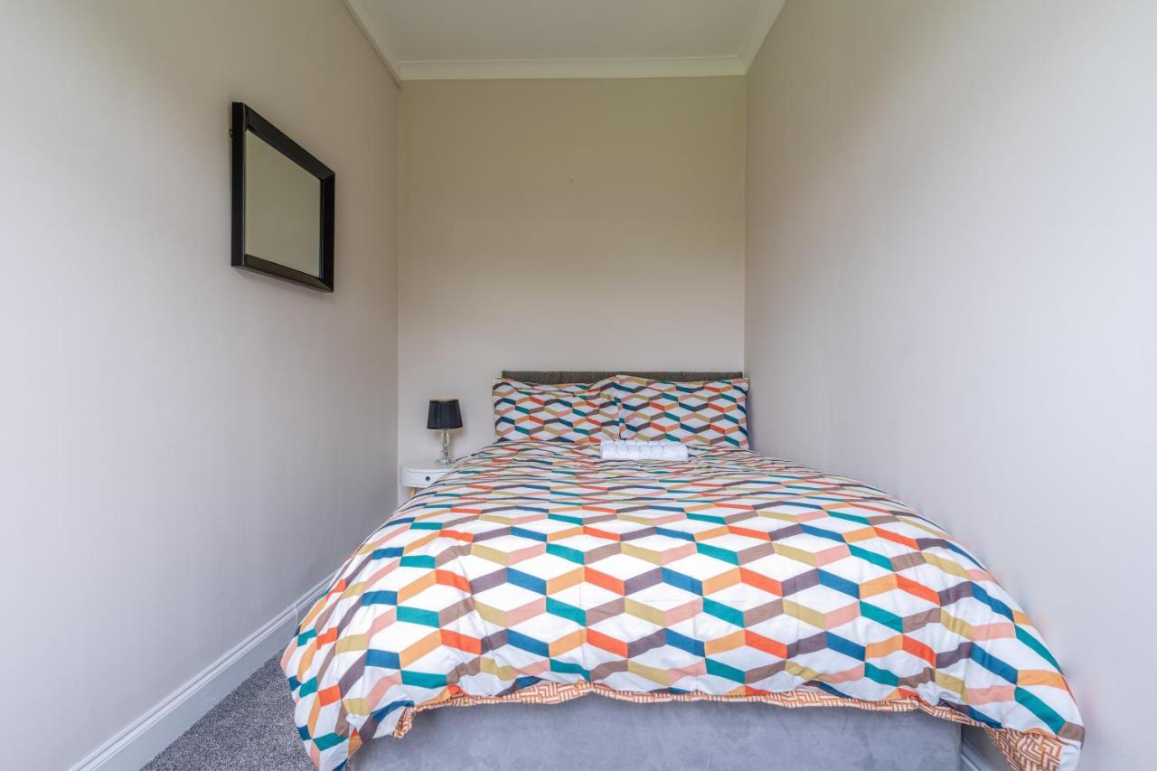 Homely House: 4-bedroom Comfort Near Centre Apartment Glasgow