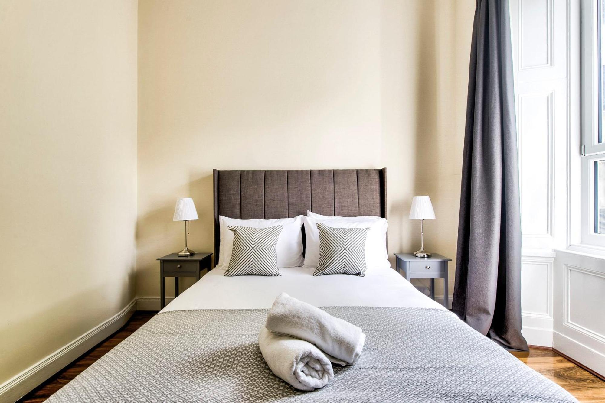 Apartment Stunning 5 Bedroom Apt, Close To Centre, Sec, Hydro And Motorway *