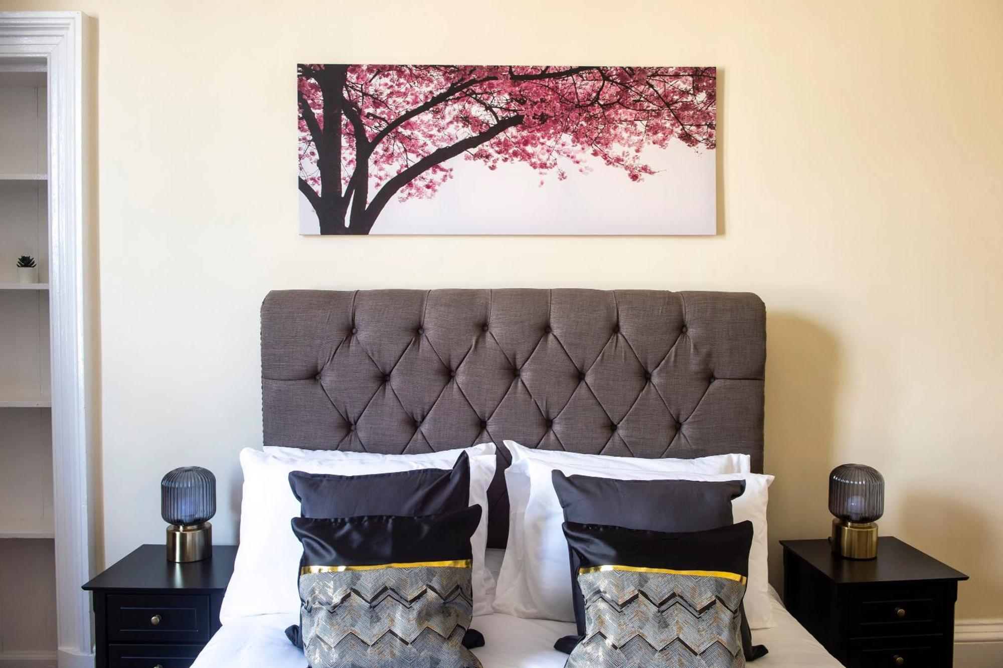 Stunning 5 Bedroom Apt, Close To Centre, Sec, Hydro And Motorway *