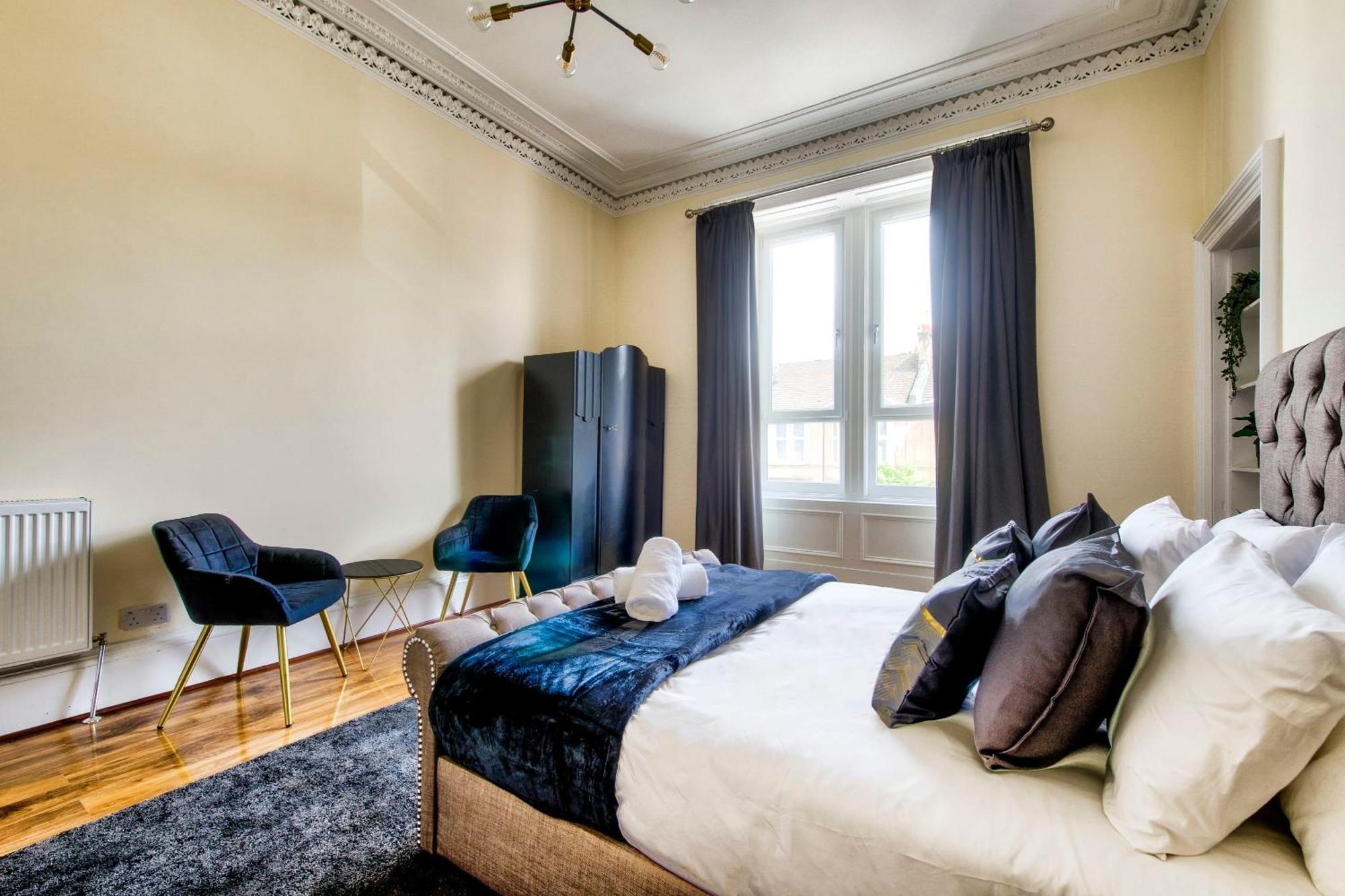 Stunning 5 Bedroom Apt, Close To Centre, Sec, Hydro And Motorway Apartment *