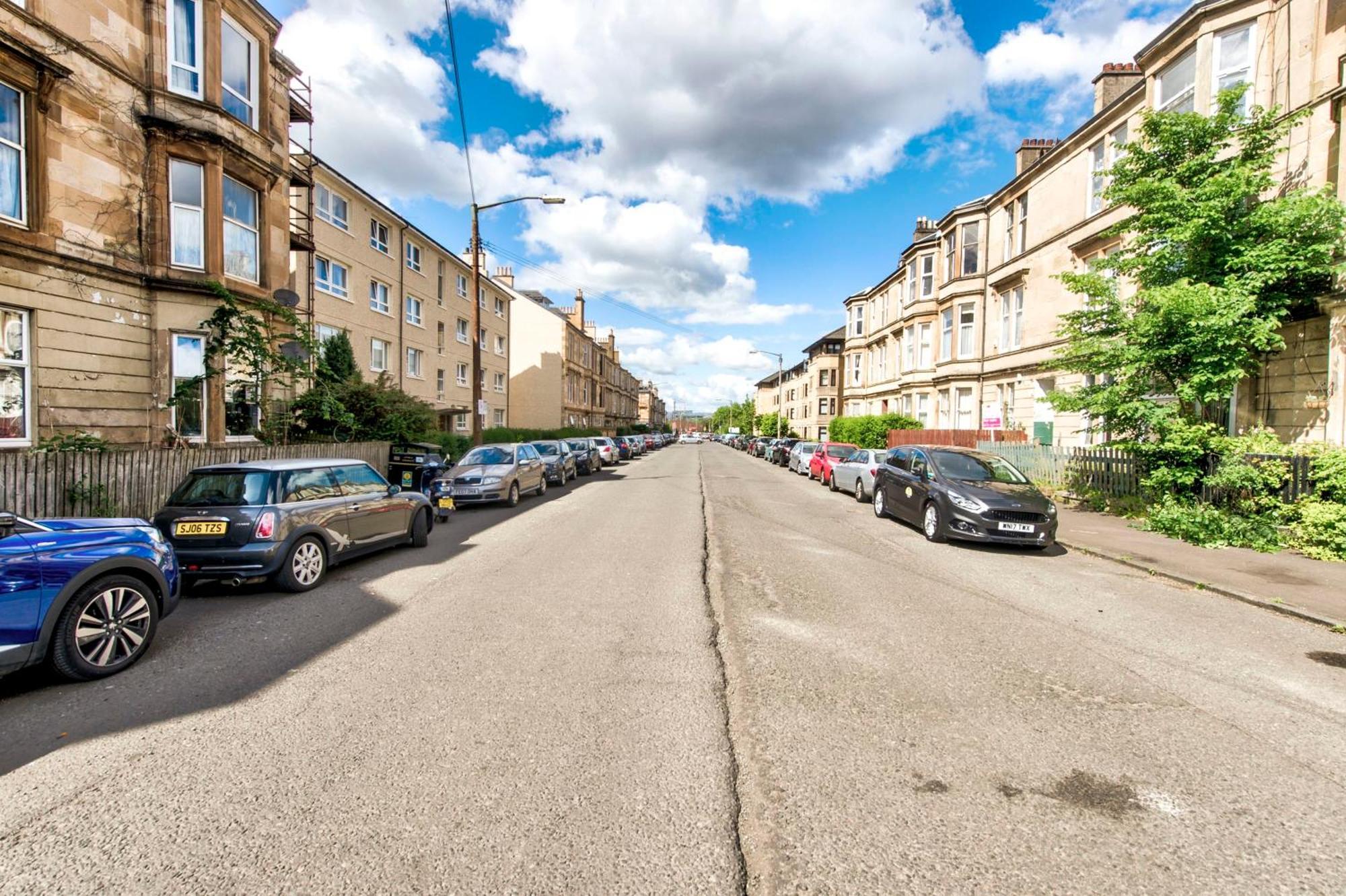 Stunning 5 Bedroom Apt, Close To Centre, Sec, Hydro And Motorway Apartment