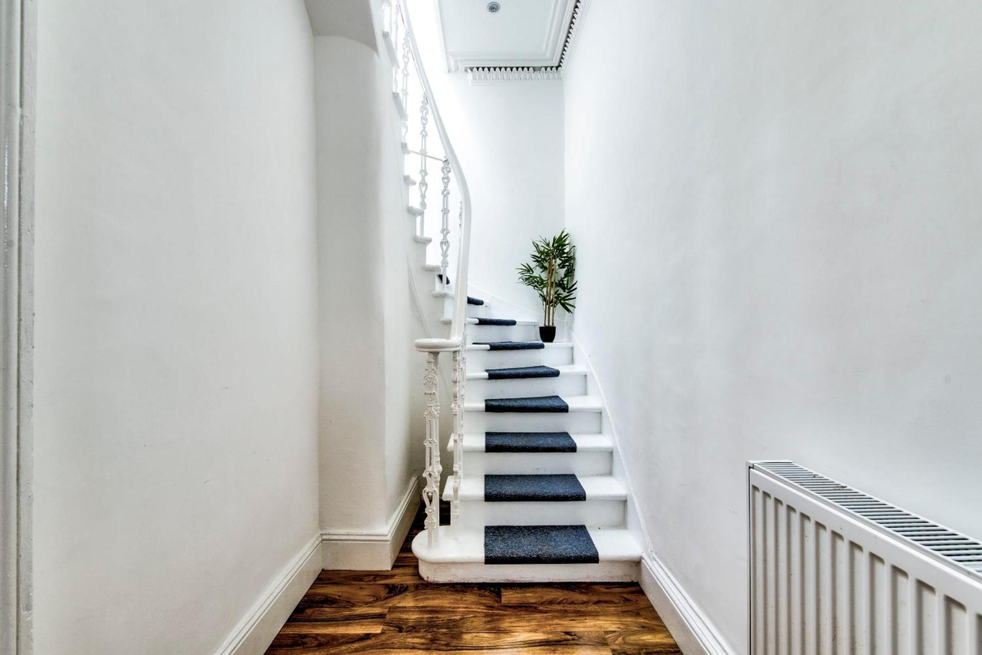 Apartment Stunning 5 Bedroom Apt, Close To Centre, Sec, Hydro And Motorway *