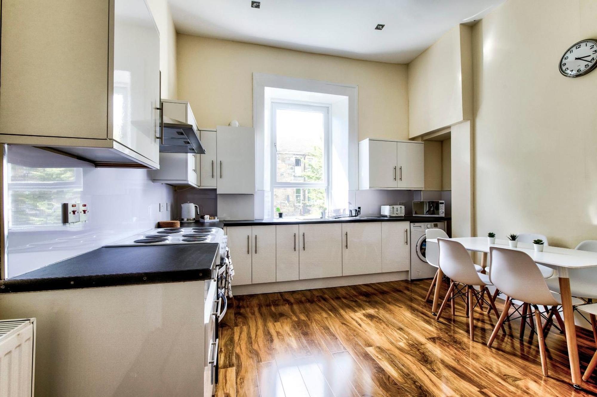 Apartment Stunning 5 Bedroom Apt, Close To Centre, Sec, Hydro And Motorway *