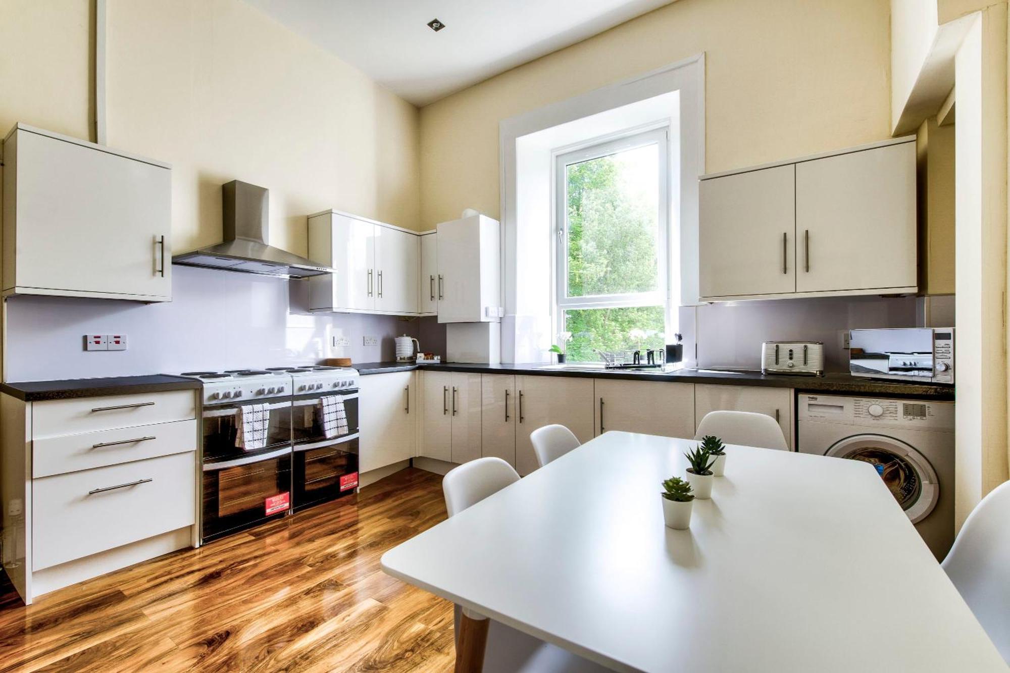 Stunning 5 Bedroom Apt, Close To Centre, Sec, Hydro And Motorway Apartment Glasgow