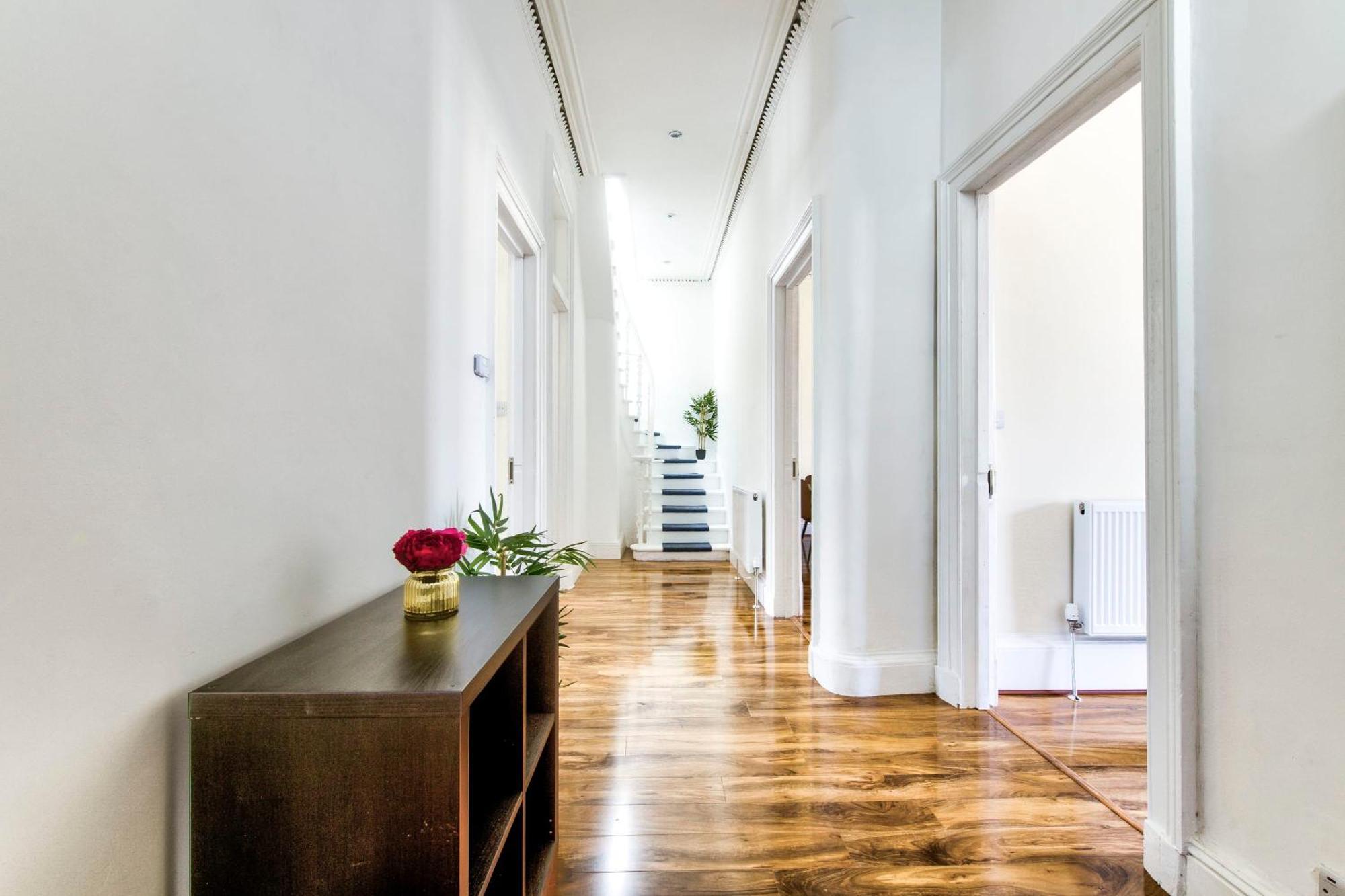 Stunning 5 Bedroom Apt, Close To Centre, Sec, Hydro And Motorway Apartment *