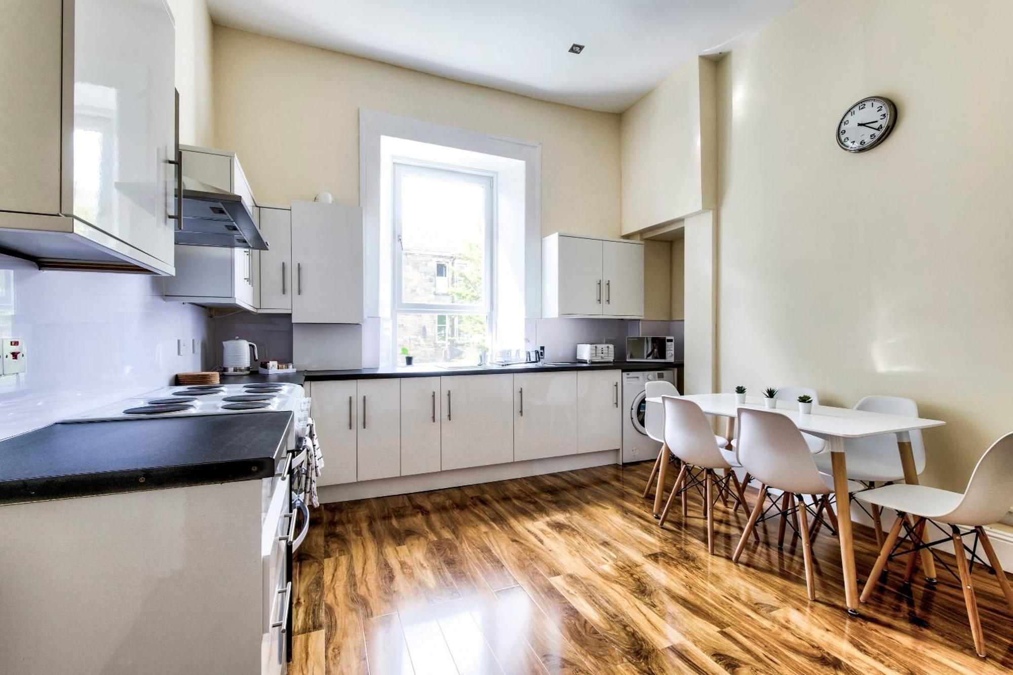Stunning 5 Bedroom Apt, Close To Centre, Sec, Hydro And Motorway Apartment
