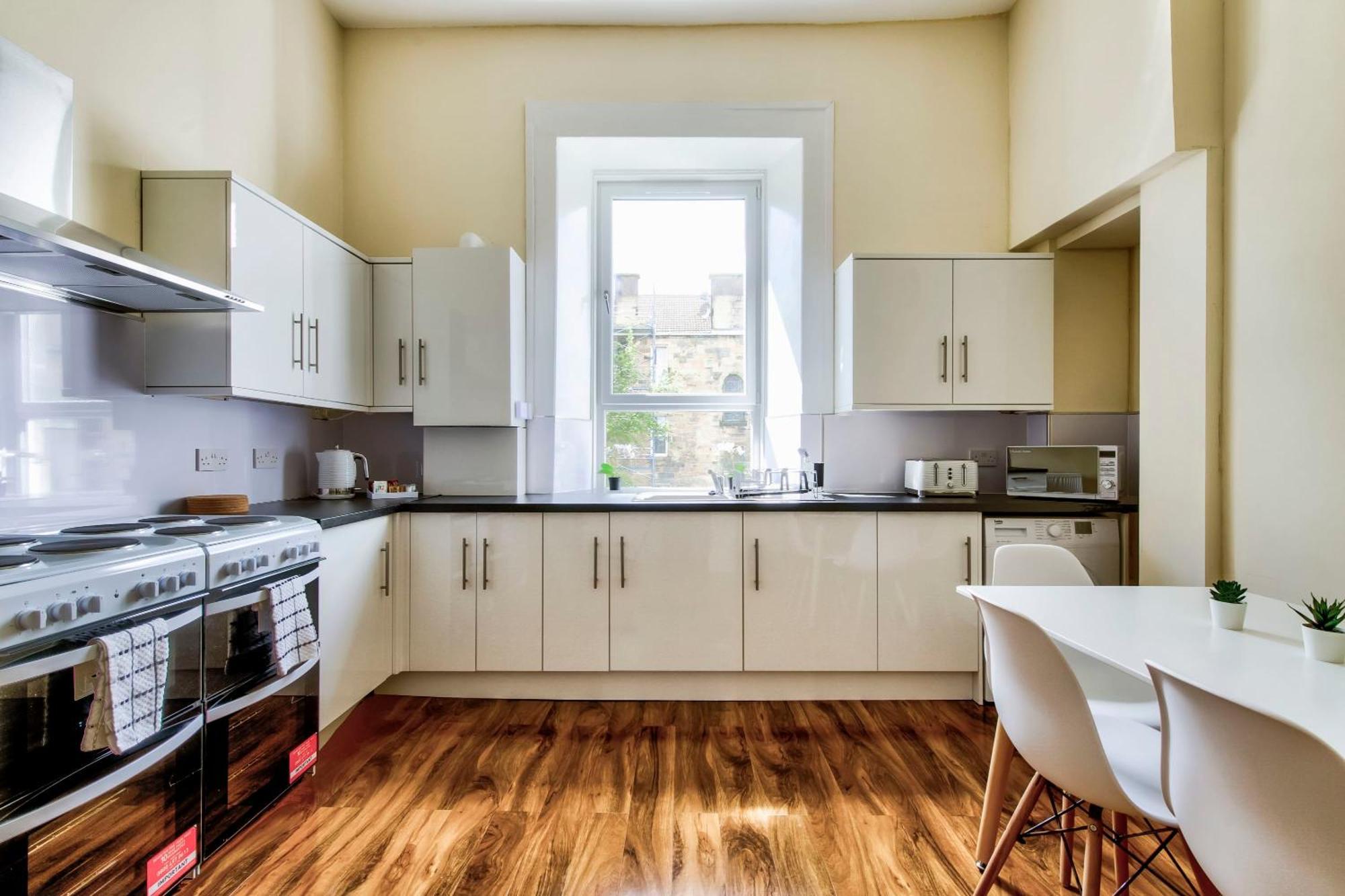 Apartment Stunning 5 Bedroom Apt, Close To Centre, Sec, Hydro And Motorway *