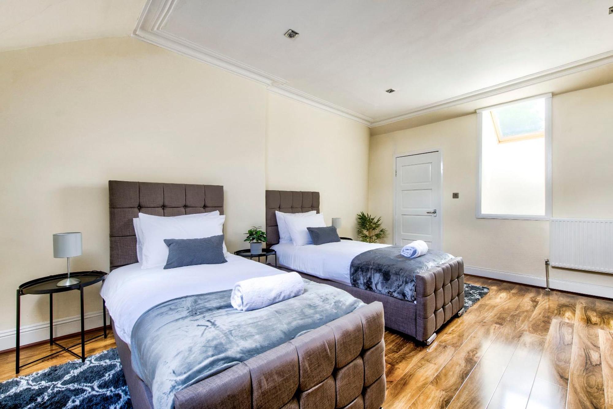 Stunning 5 Bedroom Apt, Close To Centre, Sec, Hydro And Motorway Apartment